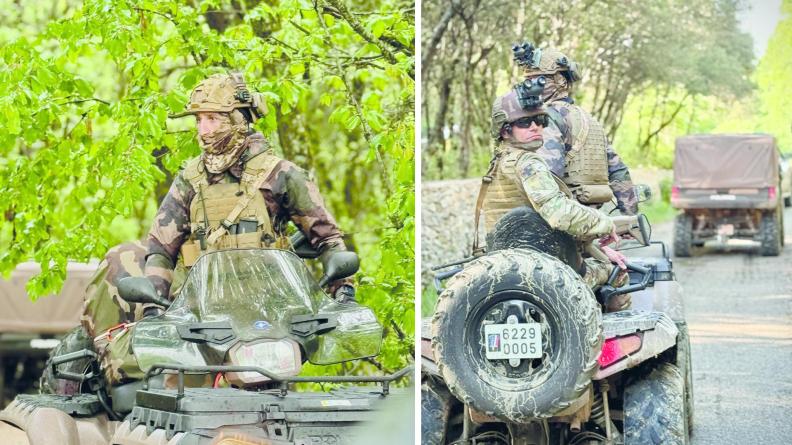 Des légionnaires progressent en quad et SSV à travers un itinéraire boisé,