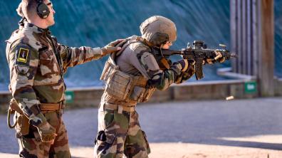 Un élève sous-officier, accompagné d'un instructeur, s'exerce au tir