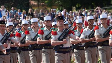 Soldats en uniforme lors d'une cérémonie militaire.