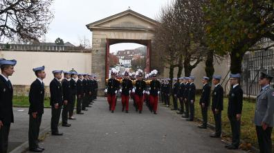 Les intégrants des grandes écoles d'officiers défilent devant les élèves de la corniche Pol Lapeyre